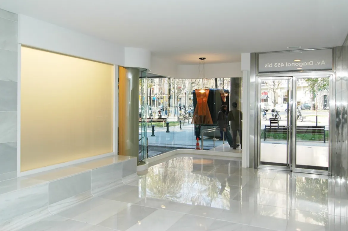 Fauria Pujol Arquitectura. Acceso a edificio de oficinas av. Diagonal