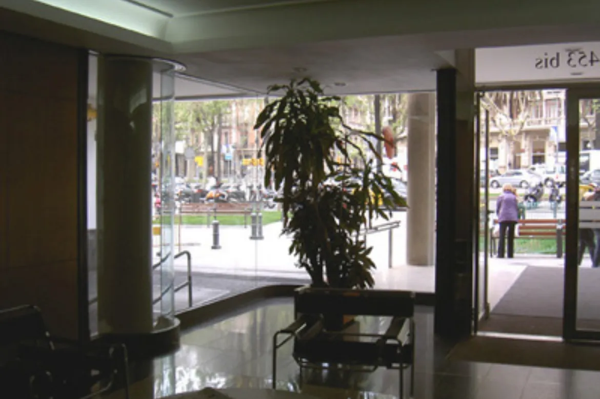 Fauria Pujol Arquitectura. Acceso a edificio de oficinas av. Diagonal