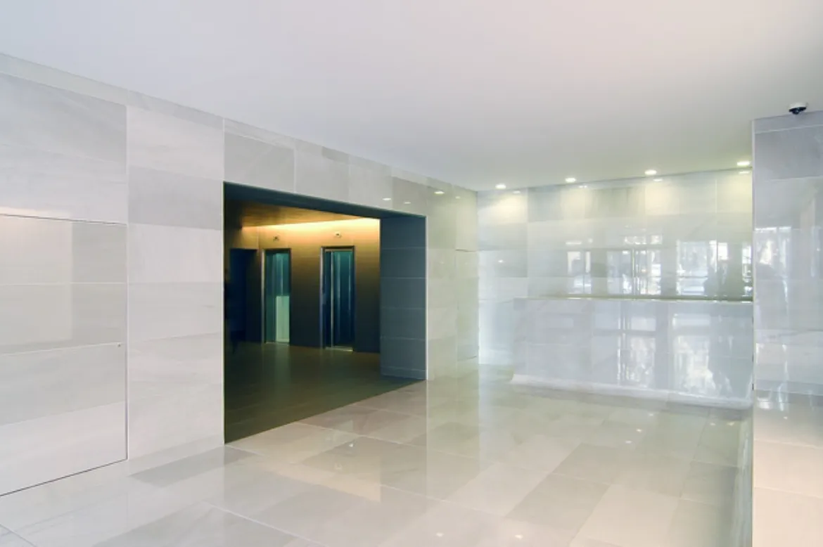 Fauria Pujol Arquitectura. Acceso a edificio de oficinas av. Diagonal