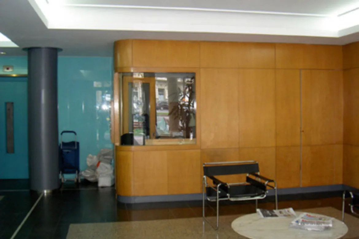 Fauria Pujol Arquitectura. Acceso a edificio de oficinas av. Diagonal