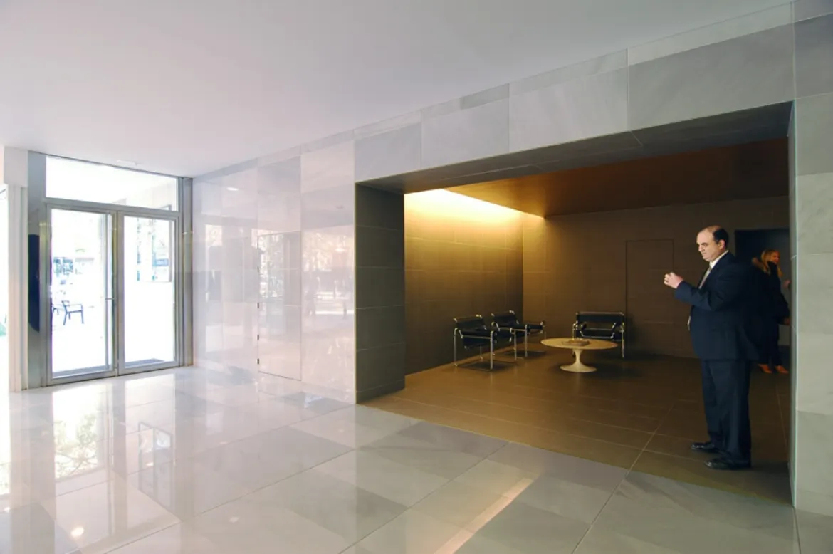 Fauria Pujol Arquitectura. Acceso a edificio de oficinas av. Diagonal