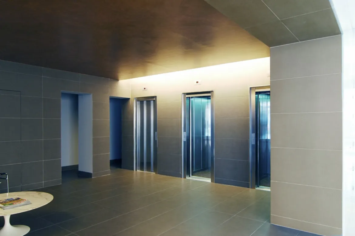 Fauria Pujol Arquitectura. Acceso a edificio de oficinas av. Diagonal