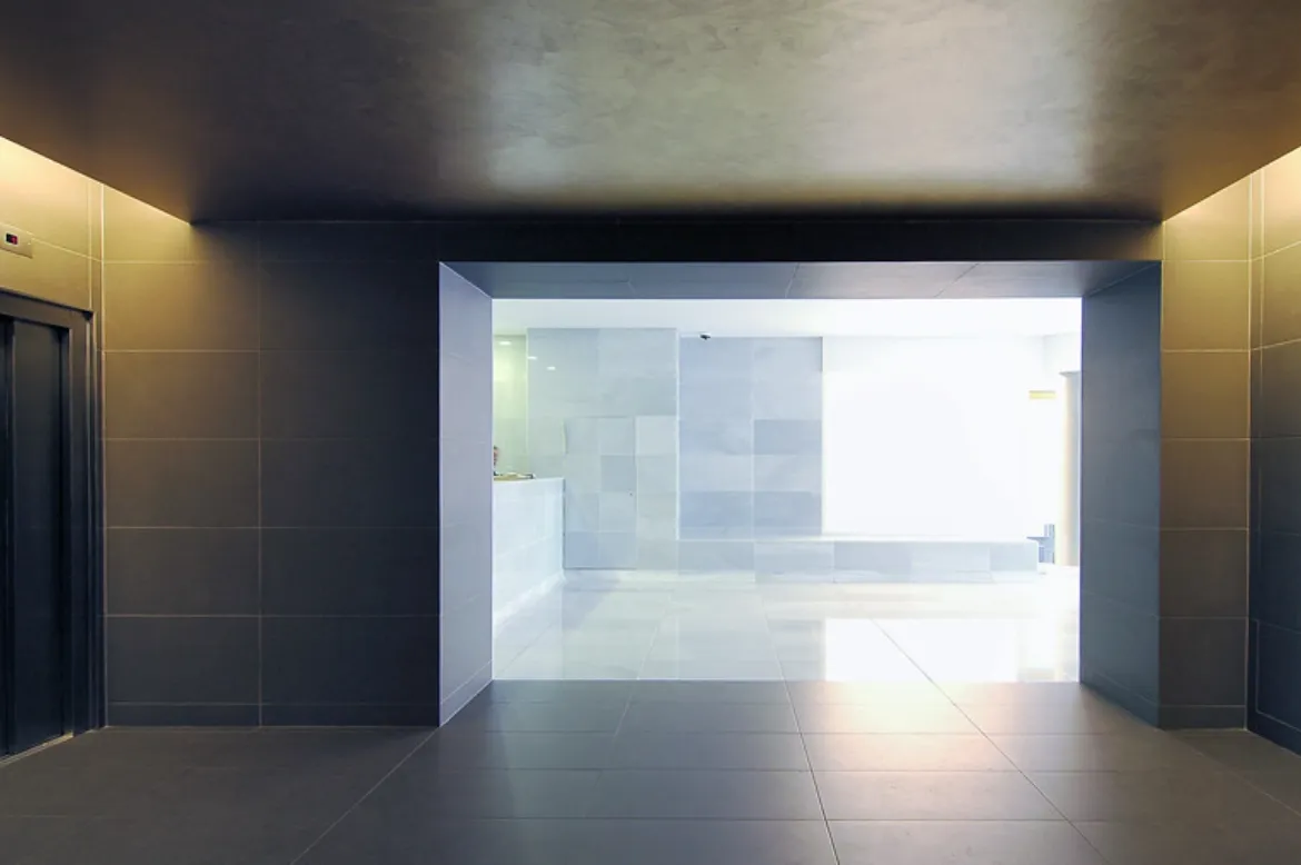 Fauria Pujol Arquitectura. Acceso a edificio de oficinas av. Diagonal