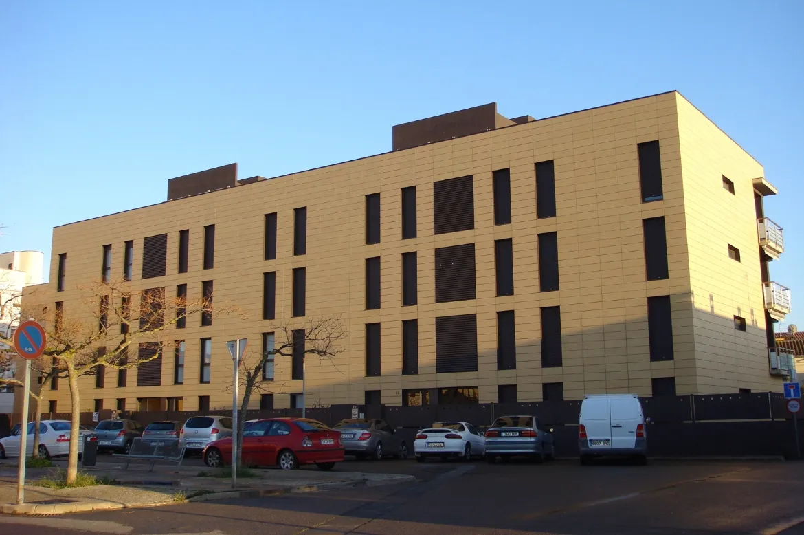 Fauria Pujol Arquitectura. Bloque de vivienda plurifamiliar en Calonge