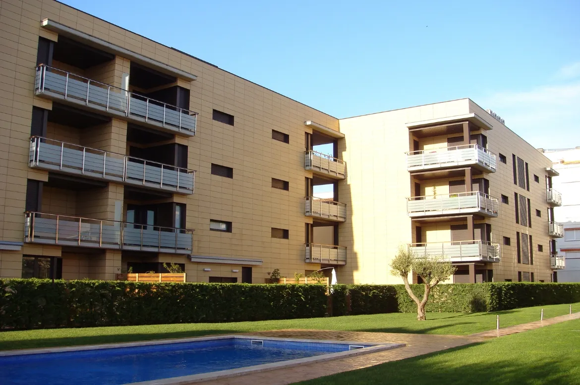 Fauria Pujol Arquitectura. Bloque de vivienda plurifamiliar en Calonge