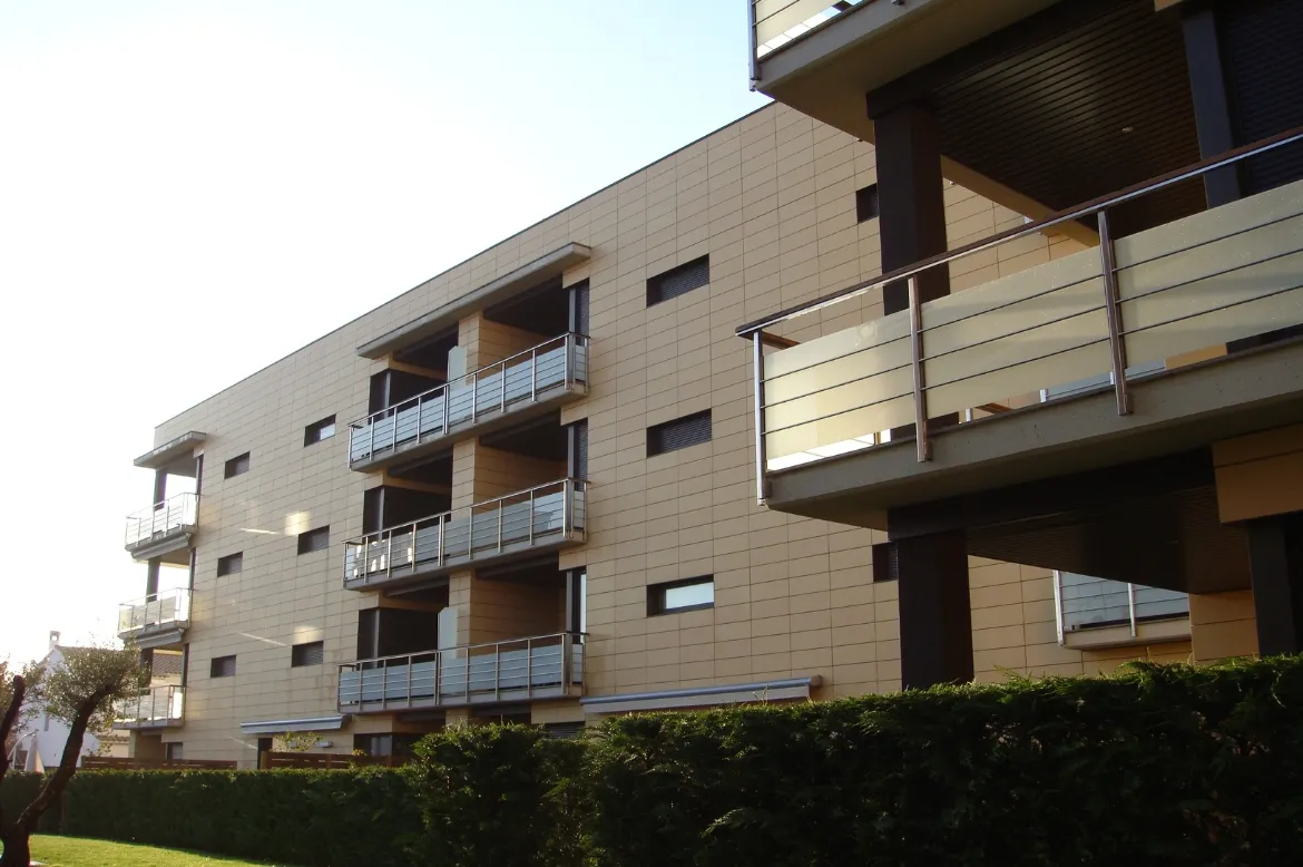 Fauria Pujol Arquitectura. Bloque de vivienda plurifamiliar en Calonge