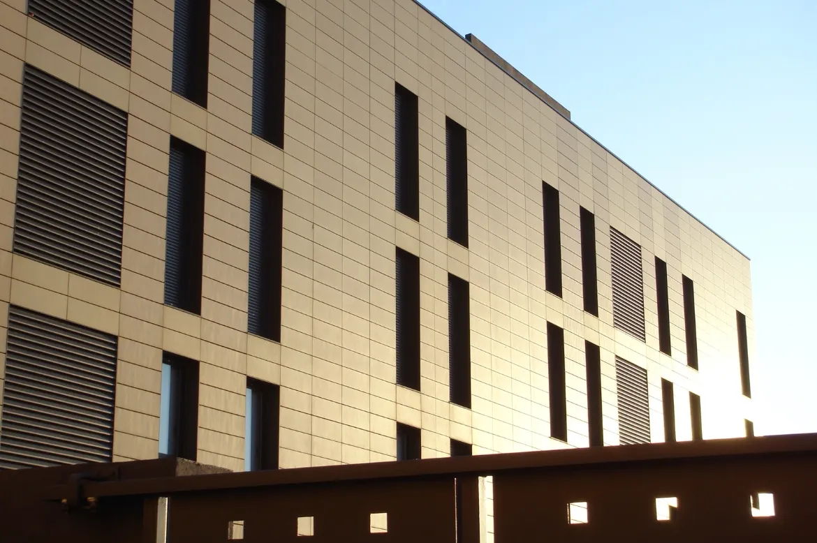 Fauria Pujol Arquitectura. Bloque de vivienda plurifamiliar en Calonge