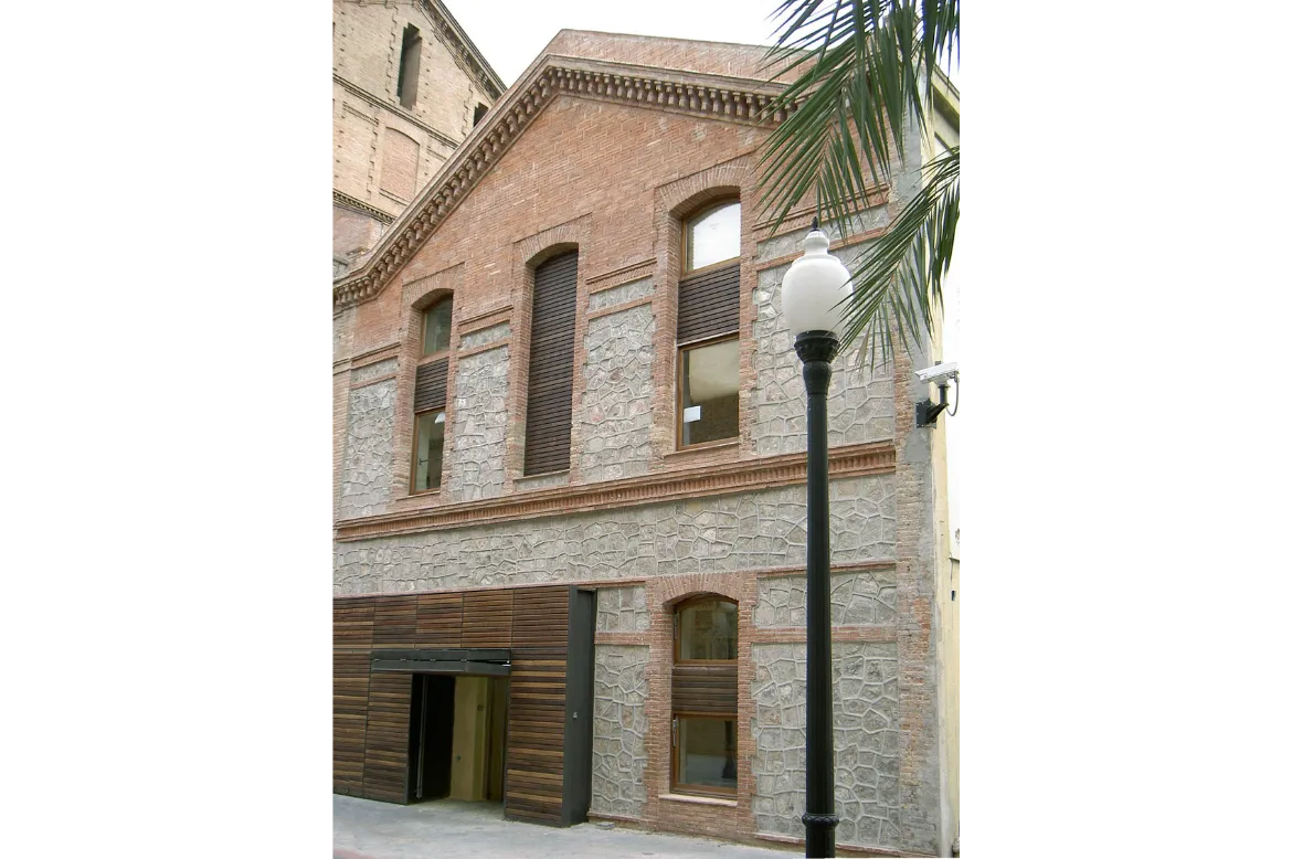 Fauria Pujol Arquitectura. Recuperación de las fachadas del edificio del Servei de Biblioteques