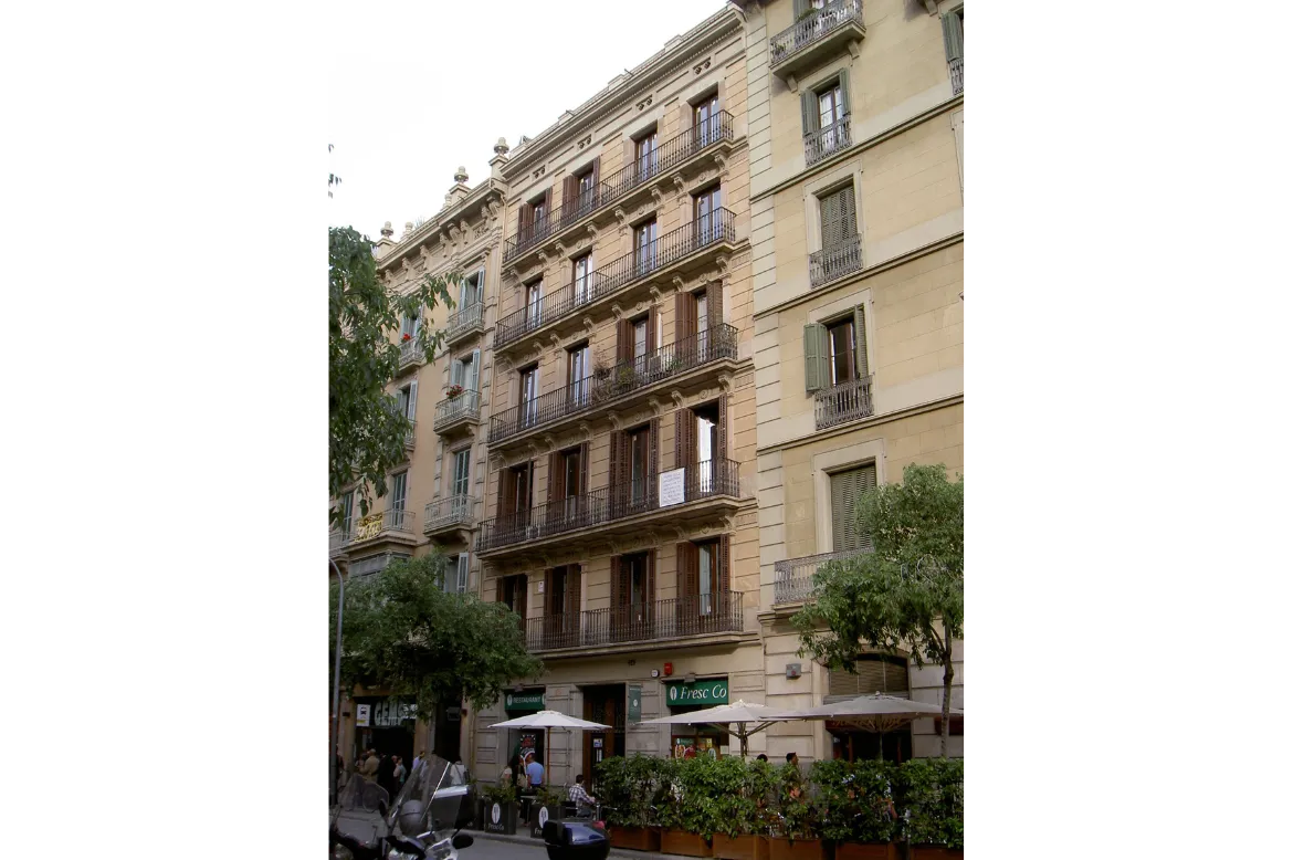 Fauria Pujol Arquitectura. Rehabilitación integral de antiguo edificio de viviendas