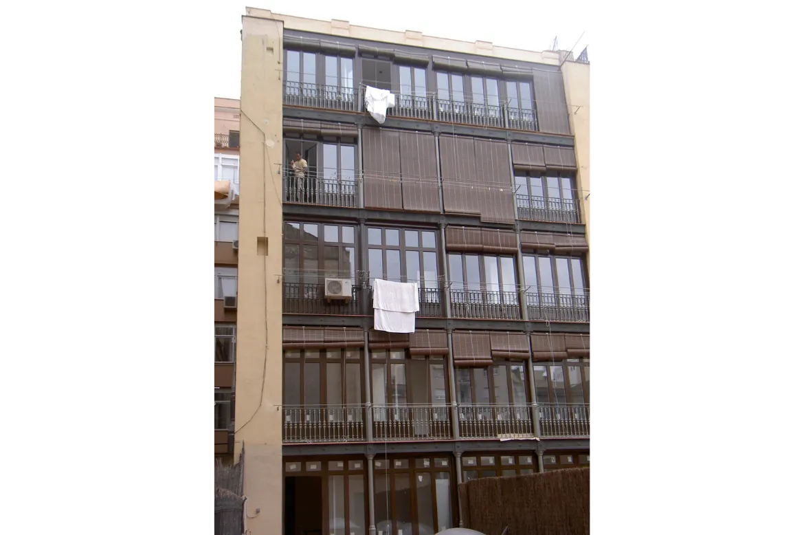 Fauria Pujol Arquitectura. Rehabilitación integral de antiguo edificio de viviendas