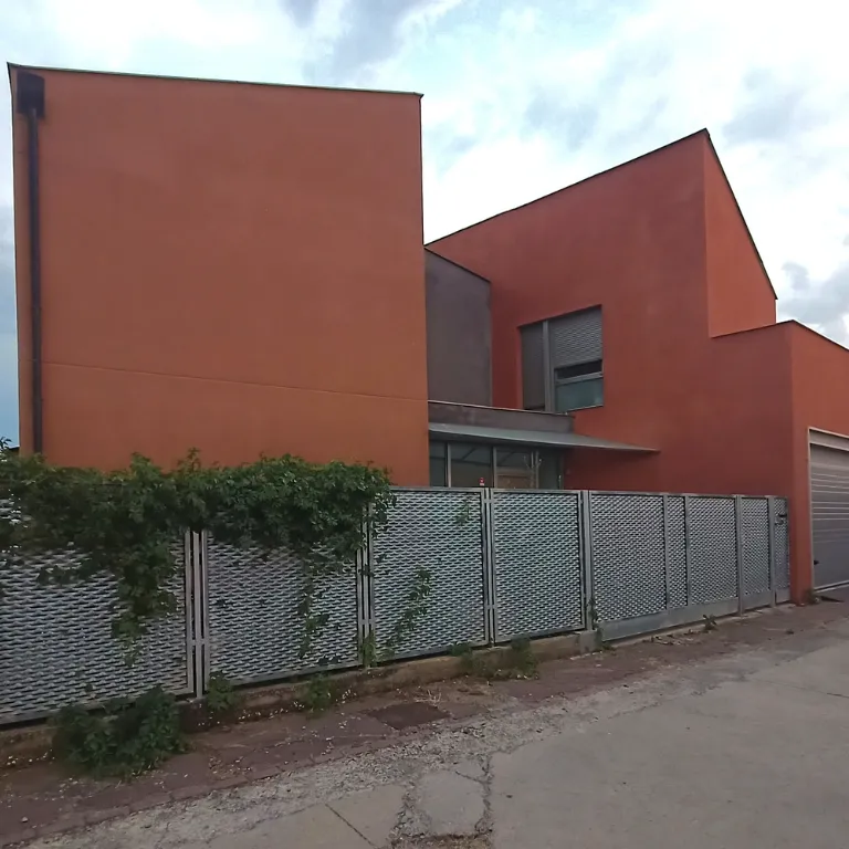 Fachada por Fauria Pujol Arquitectura