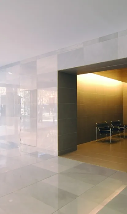 Acceso a edificio de oficinas av. Diagonal realizado por Fauria Pujol Arquitectura